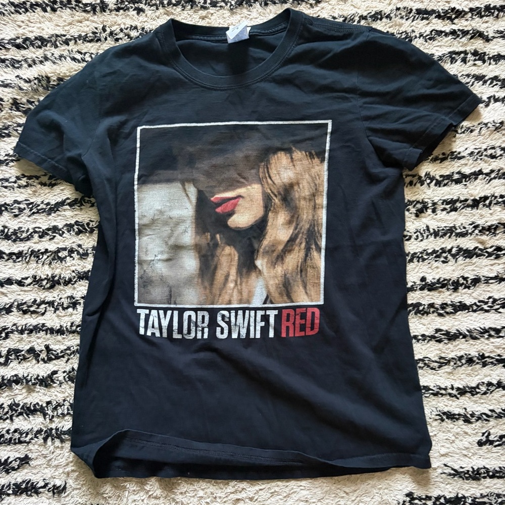 Taylor swift t-shirt
